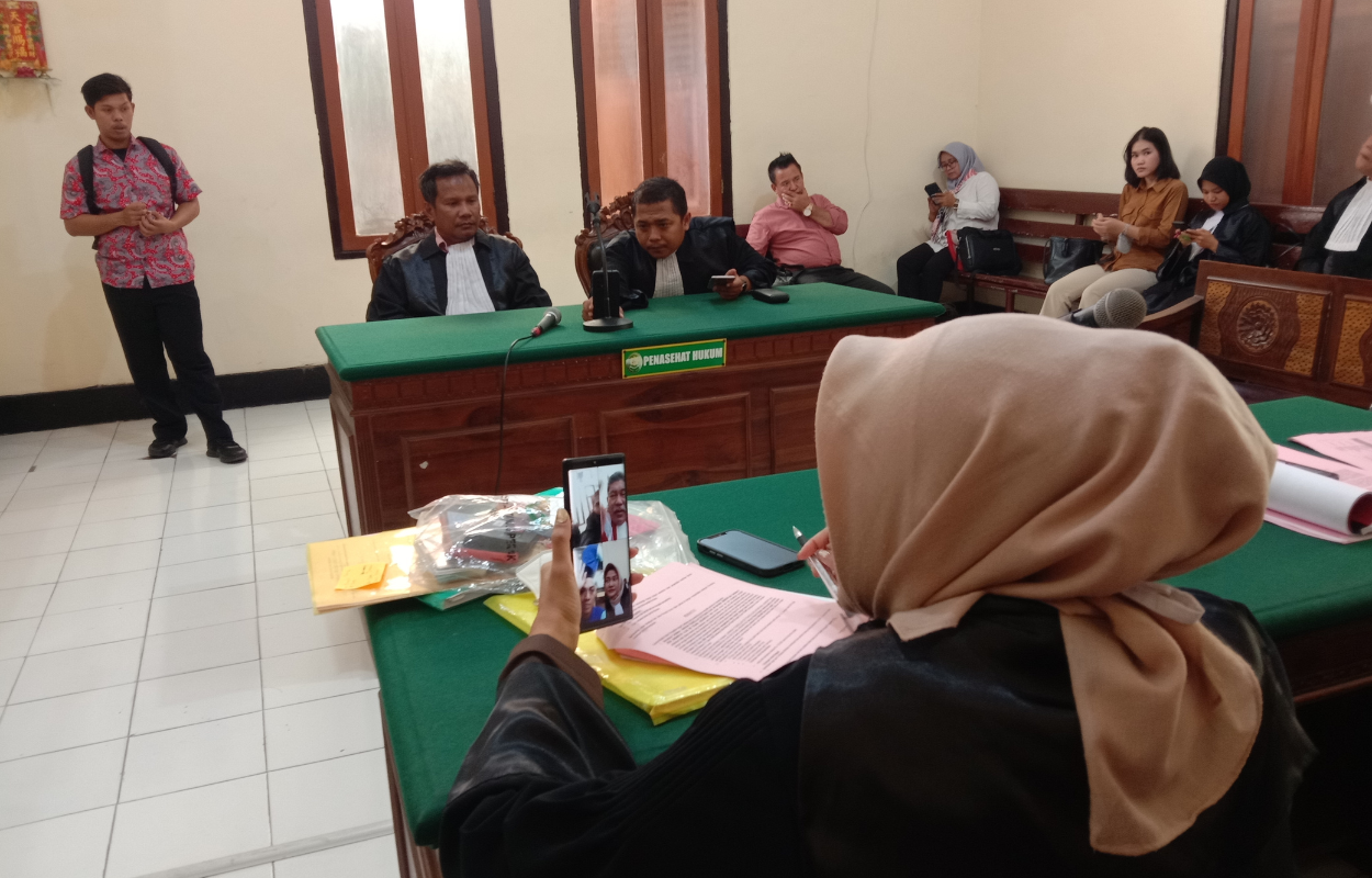 TERIMA: Jawarah Fisabilillah Setyohadi dan Iron Armansyah menerima putusan majelis hakim. (FAJAR/RADAR SURABAYA)