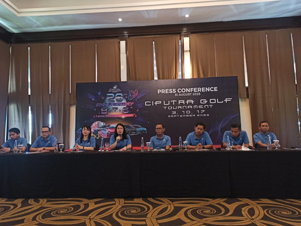 HADIAH Rp 3,5 M: Retno Widyaningsih (lima dari kanan) menjelaskan turnamen Anniversary Ciputra Golf Surabaya ke 28 akan digelar dengan tiga kali shotgun dengan total hadiah sebesar Rp 3,5 miliar.