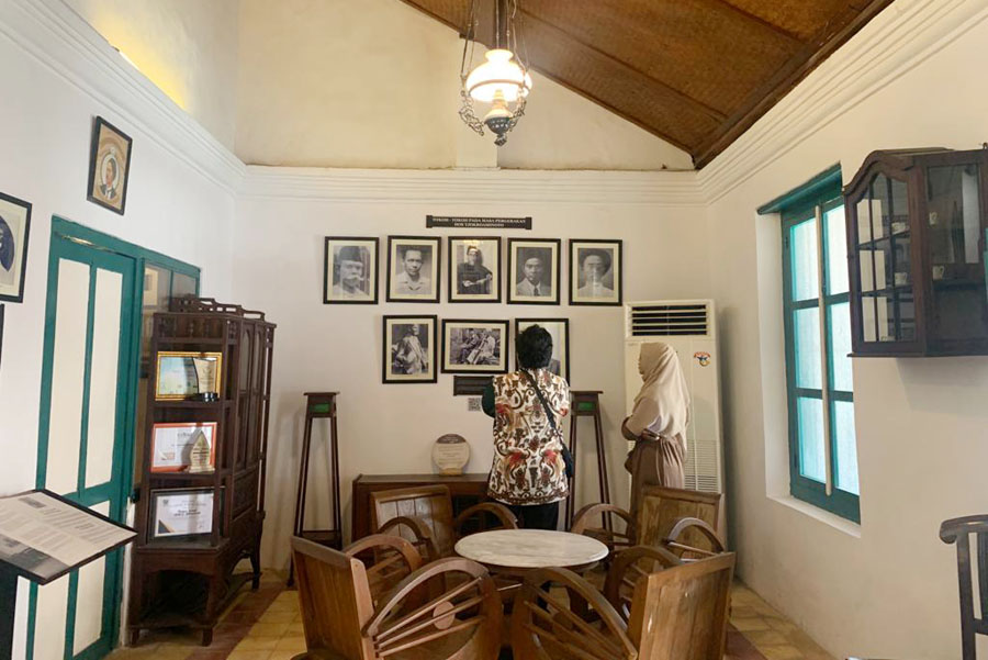 Bagian dalam ruang tamu Museum HOS Tjokroaminoto. (RESA/RADAR SURABAYA)