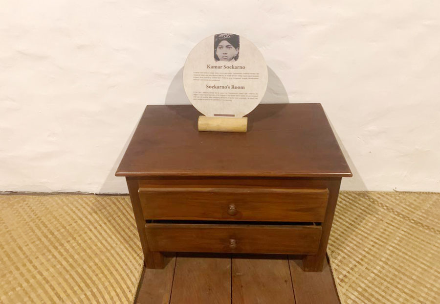 Replika alas tidur tempat kos Soekarno dengan meja laci kecil yang ada di plafon rumah Museum HOS Tjokroaminoto. (RESA/RADAR SURABAYA)