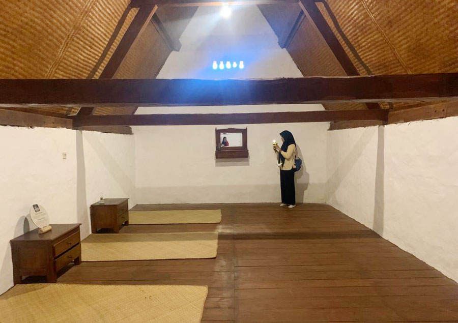 Plafon di rumah HOS Tjokroaminoto yang dulu dipakai kamar kos beberapa pemuda selain rumah besar di belakang rumahnya yang kini sudah jadi rumah penduduk setempat. (RESA/RADAR SURABAYA)