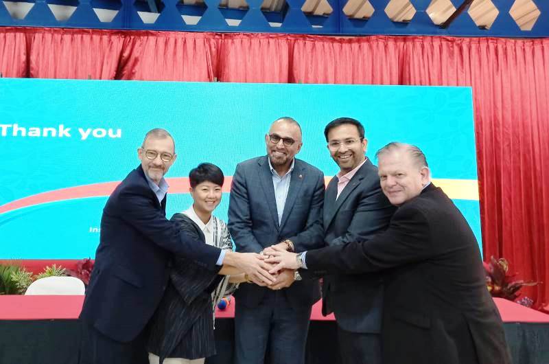 KERJA SAMA : Dari kiri-kanan : Andrew Paterson, Lilin Imam Rahardjo, Jaspal Sidhu, Aditya Shah dan Nigel Robson foto bersama usai kerja sama antara Merlion School dan SIS Group of School. (ISTIMEWA)