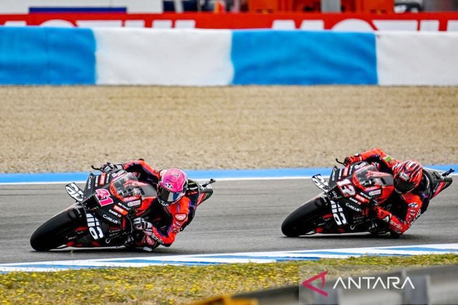 Aleix Espargaro dan Maverick Vinales dalam MotoGP Spanyol, akhir April 2023. (ANTARA/HO/Aprilia Racing)