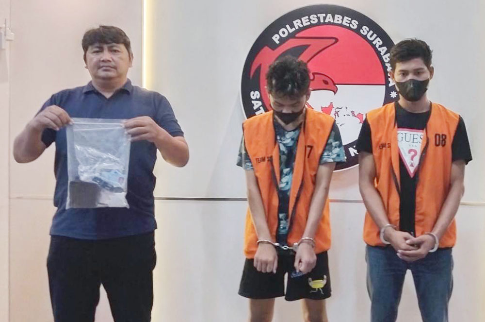 KETANGKAP: Tersangka ARM dan PD diamankan di Polrestabes Surabaya. (ISTIMEWA)