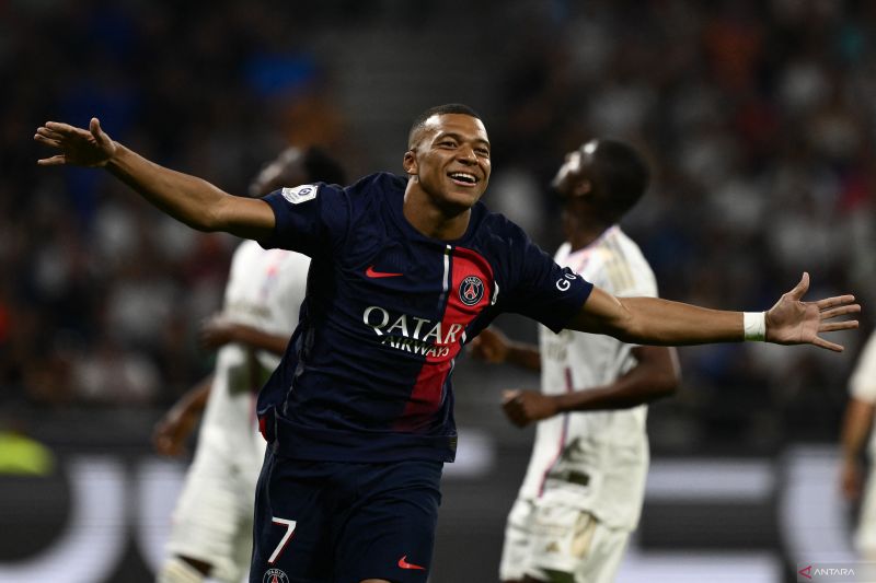 Penyerang PSG Kylian Mbappe merayakan gol yang dicetaknya ke gawang Olympique Lyon, pada pertandingan Liga Prancis yang dimainkan di Stadion Groupama, Lyon, Minggu (3/9). (ANTARA/AFP/JEFF PACHOUD)