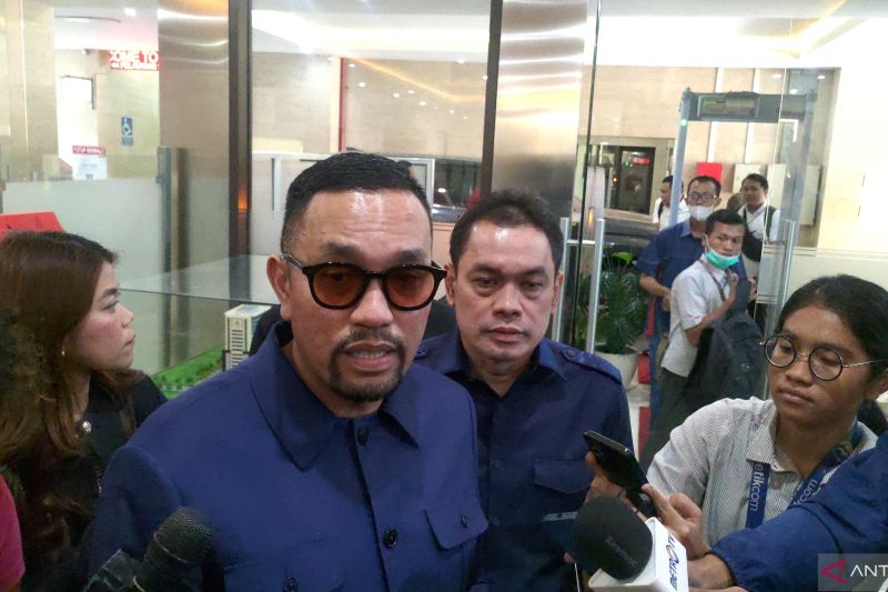 Bendahara Umum Partai NasDem Ahmad Sahroni saat memberikan keterangan di Bareskrim Polri, Jakarta, Senin (4/9/2023). (ANTARA/Hendri Sukma Indrawan)