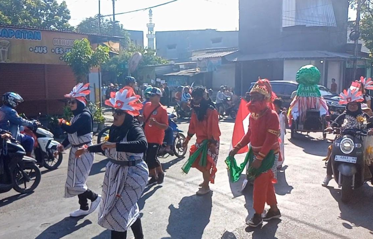 JADI TRADISI: Karnaval merupakan adaptasi dari kirab budaya namun menyesuaikan dengan perkembangan zaman. (GUNTUR IRIANTO/RADAR SURABAYA)
