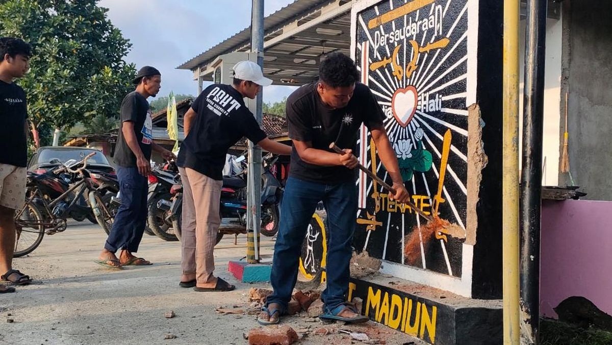BONGKAR SENDIRI: Pembongkaran salah satu tugu silat secara mandiri di kawasan Madiun.  (IST)
