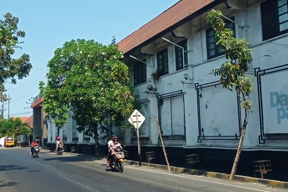 TETAP HIDUP: Meskipun tak lagi menjadi pabrik bir, kini seluruh bangunan dimanfaatkan untuk tempat usaha yang berbeda-beda, tak ada yang kosong. (SURYANTO/RADAR SURABAYA)