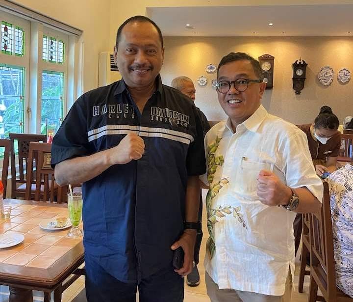 Prof Dr Murpin Josua Sembiring bersama Ketua KONI Jatim M Nabil.  (IST)