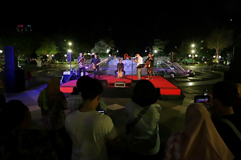 Live music dan fasilitas wifi gratis disediakan di Taman Surya. (SURYANTO/RADAR SURABAYA)