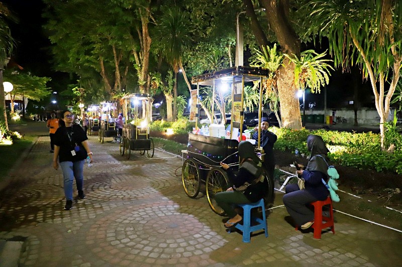 PKL yang ada di Taman Surya untuk melengkapi jajanan pengunjung. (SURYANTO/RADAR SURABAYA)