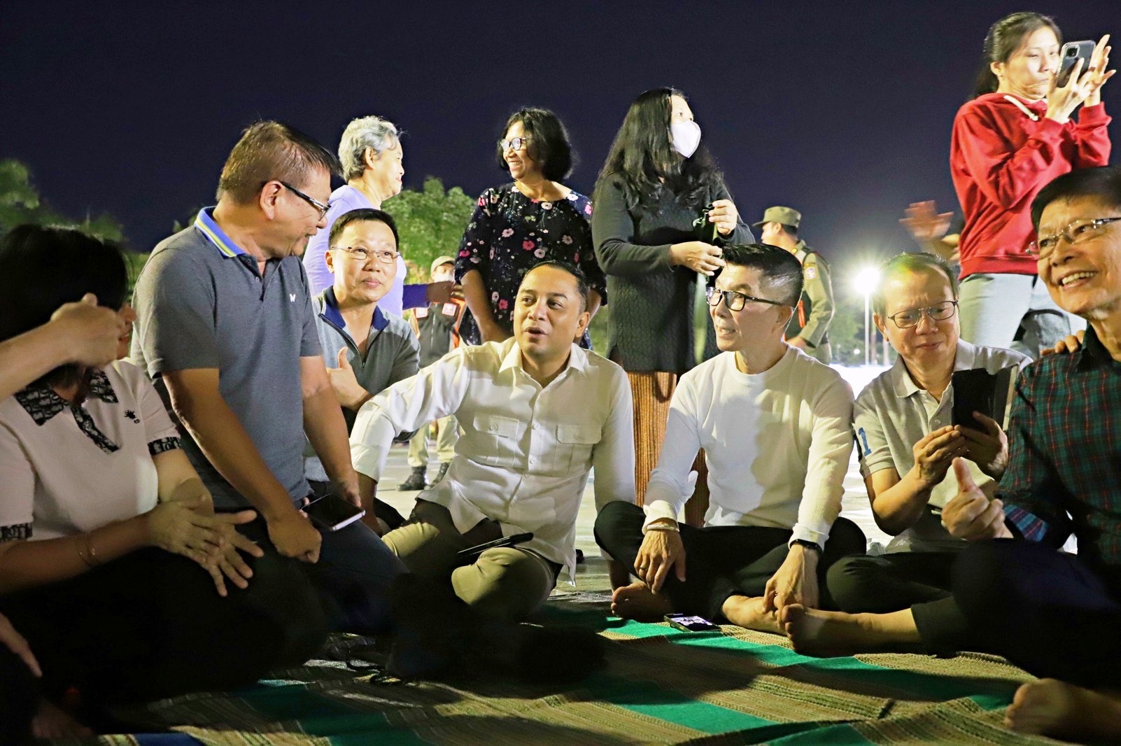 Wali Kota Surabaya Eri Cahyadi bersama warga menikmati suasana malam di Taman Surya, Surabaya. (SURYANTO/RADAR SURABAYA)