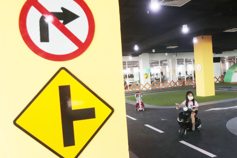 UNTUK PAUD & TK: Taman Lalu Lintas itu menjadi sarana edukasi sekaligus rekreasi. (SURYANTO/RADAR SURABAYA)
