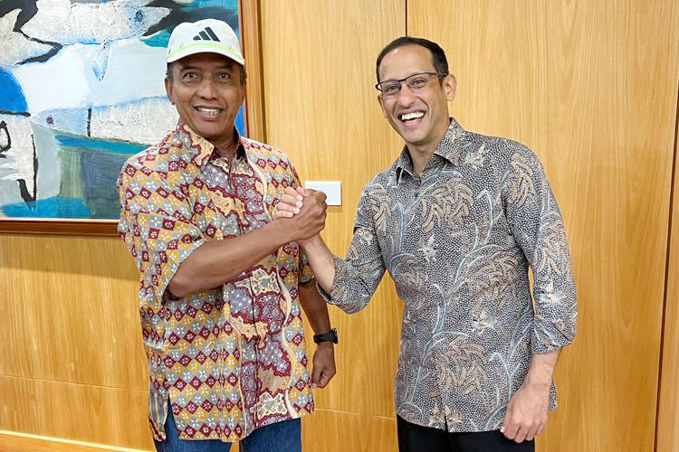 KOMPAK: Rektor Universitas Negeri Surabaya (UNESA) Prof. Dr. Nurhasan, M.Kes. (kiri) dan Mendibudristek Nadiem Anwar Makarim di sebuah acara (ISTIMEWA).