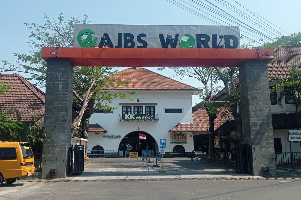 MASIH KOKOH: Bangunan bekas pabrik bir yang memiliki arsitektur berbentuk langgam ini beberapa bagiannya sudah mengalami perubahan. (SURYANTO/RADAR SURABAYA)