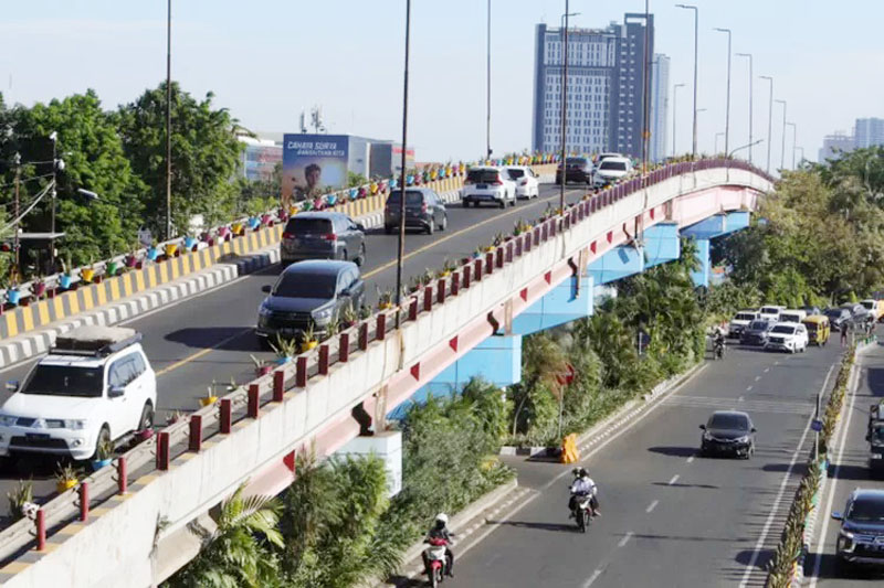 ALTERNATIF: Flyover Mayangkara dibangun sebagai jalur alternatif untuk mengurai kemacetan di persimpangan kerta api sebidang di Jalan Raya Wonokromo. (SURYANTO/RADAR SURABAYA)