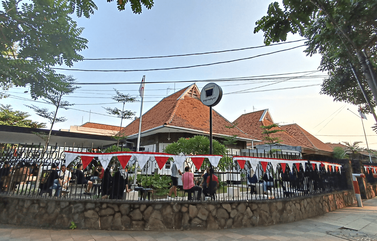 PANGSA PASAR ANAK MUDA: Ada ribuan kafe di Surabaya yang menyuguhkan konsep, menu dan suasana yang berbeda. (ANDY SATRIA/RADAR SURABAYA)