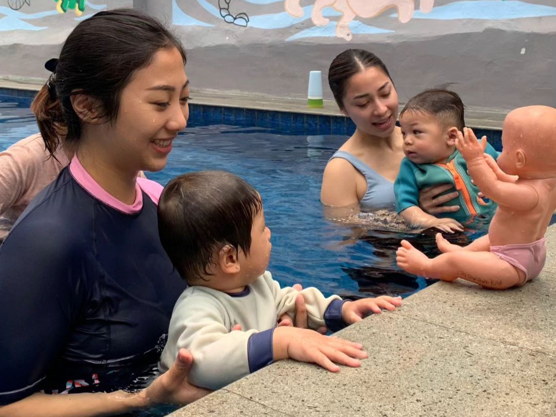 STIMULASI PERTUMBUHAN: Pelatihan berenang untuk bayi dimulai dengan pengenalan air untuk meningkatkan kepercayaan diri dalam air. (ISTIMEWA)