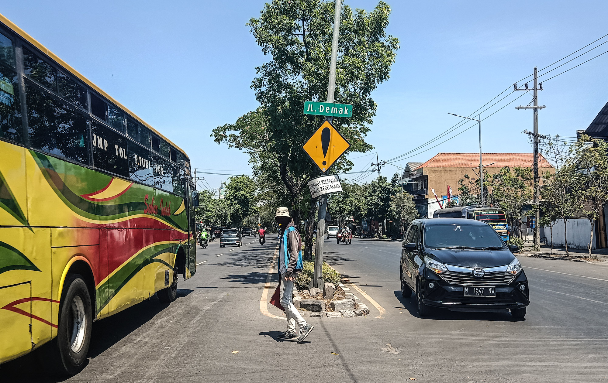 SELALU RAMAI: Jalan Demak terkenal dengan pasar loaknya. (ANDY SATRIA/RADAR SURABAYA)