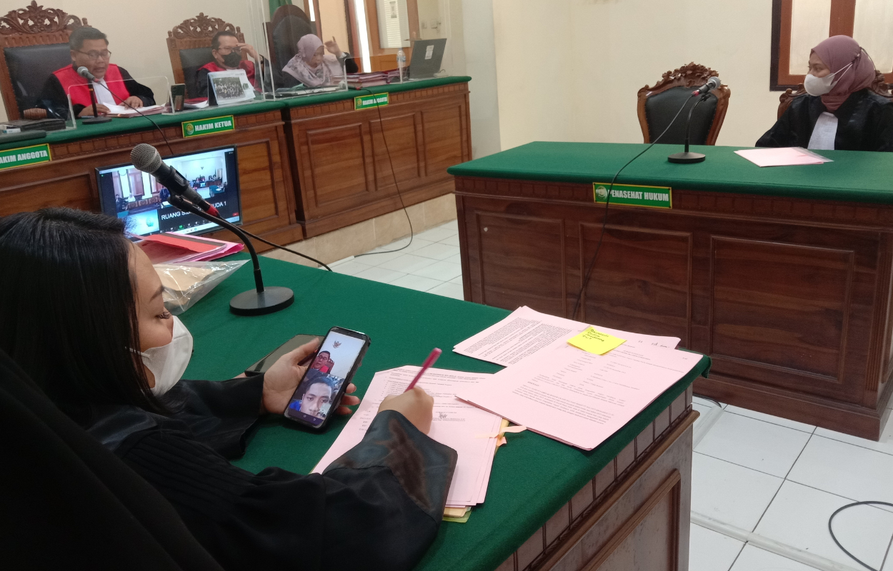 PIKIR-PIKIR: Muhammad Holil disidangkan secara daring. (FAJAR/RADAR SURABAYA)