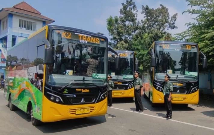 RUTE BARU:  Bus Trans Jatim dinilai banyak membantu masyarakat sehingga akan terus ditambah rutenya.  (Andy satria/Radar Surabaya)