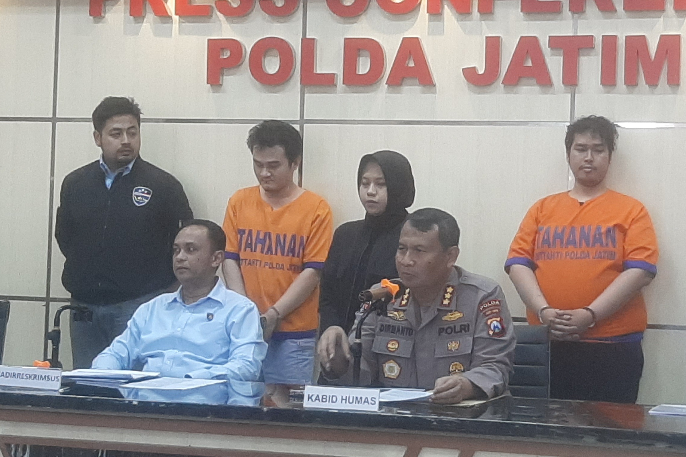 AKAL BULUS: Petugas menunjukkan tersangka dan barang bukti kasus order fiktif diamankan di Mapolda Jatim, Kamis (7/9). (SURYANTO/RADAR SURABAYA)