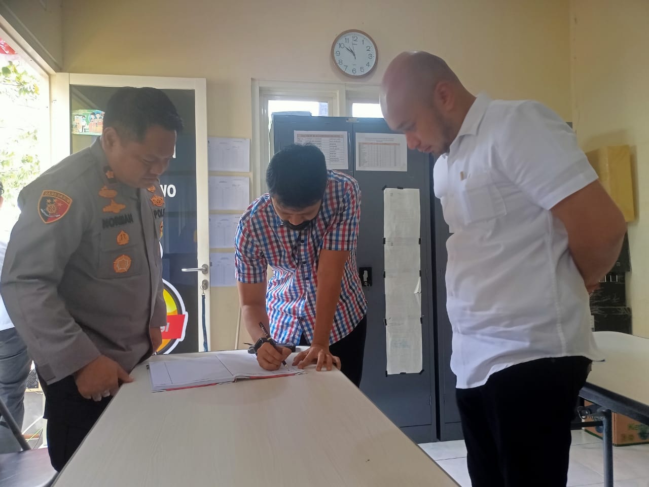 MENINJAU: Kasubdit II Ditresnarkoba Polda Jatim AKBP Indra Ranudikarta meninjau Posko Kampung Tangguh Bebas Narkoba di Ujung, Surabaya. (ISTIMEWA)