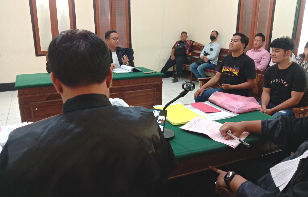BERSAKSI: Yopi Ptrya Prasetya dan Abdi Tambunan memberi keterangan di PN Surabaya. (FAJAR/RADAR SURABAYA)