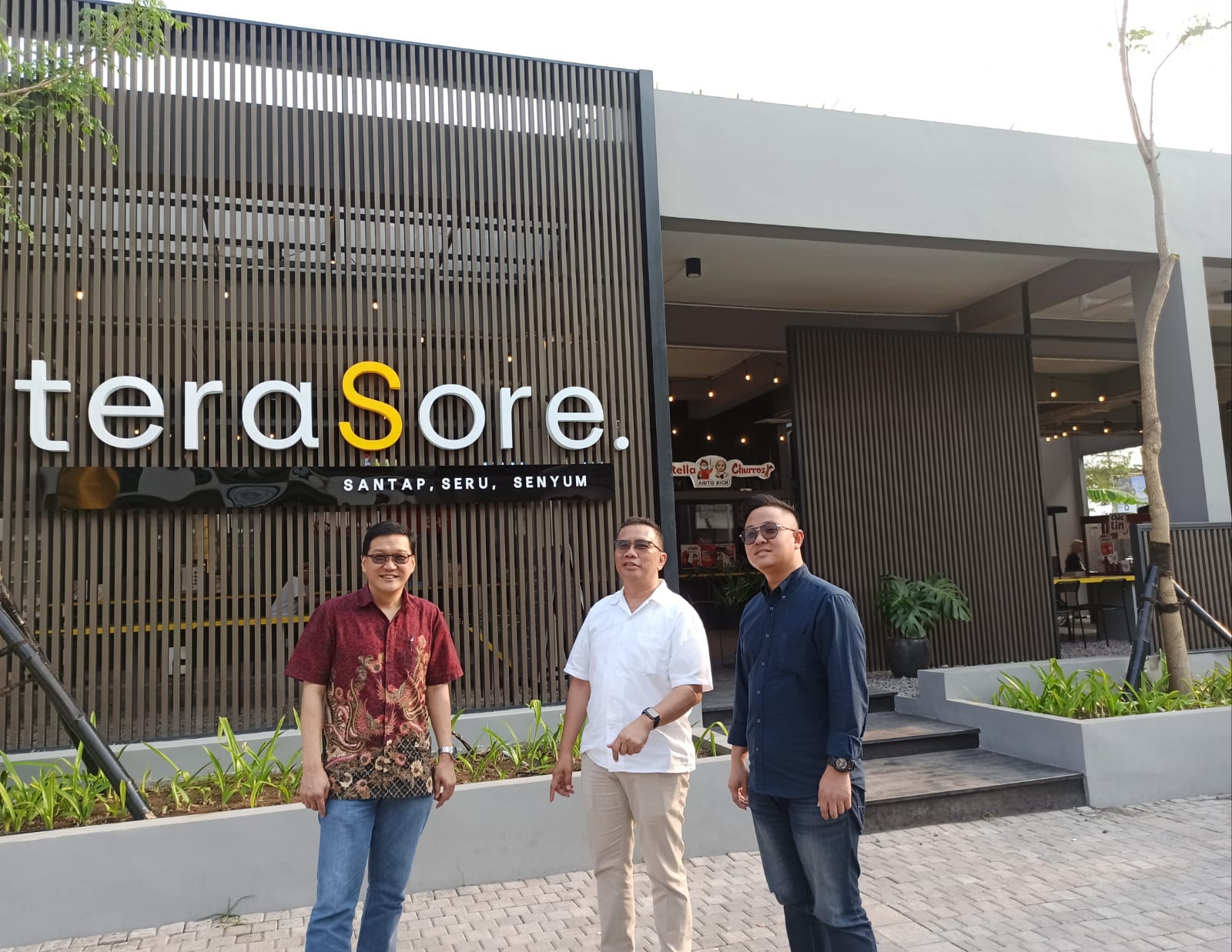 PUSAT KULINER: Dari kiri; Kent Hilman, Sonny Therik dan Go Hok Sins saat meninjau pusat kuliner TeraSore di Grand Sunrise yang semakin ramai pengunjung. (Abdullah Munir/Radar Surabaya)