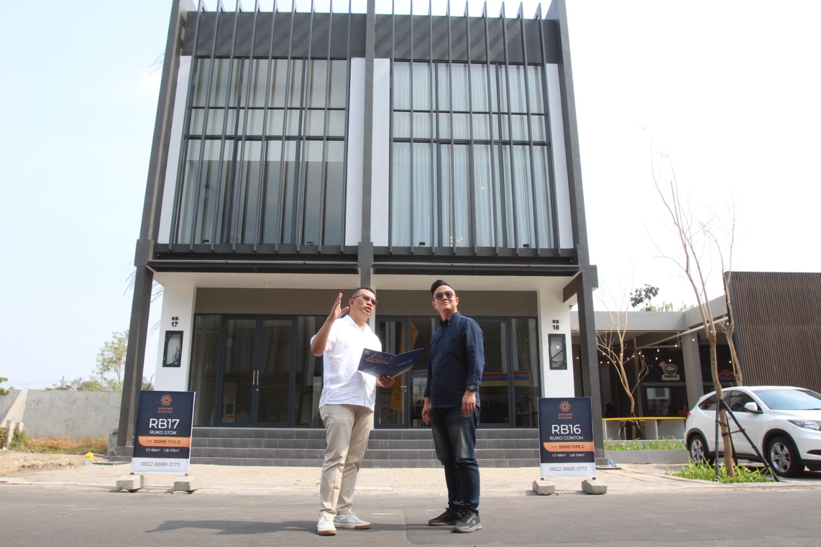 SOHO Double Access: Sonny Therik (kiri) dan Go Hok Sins meninjau show unit SOHO Sunrise Hub yang dikonsep berbeda dan memiliki double access untuk menyasar segmen muda. (Abdullah Munir/Radar Surabaya)