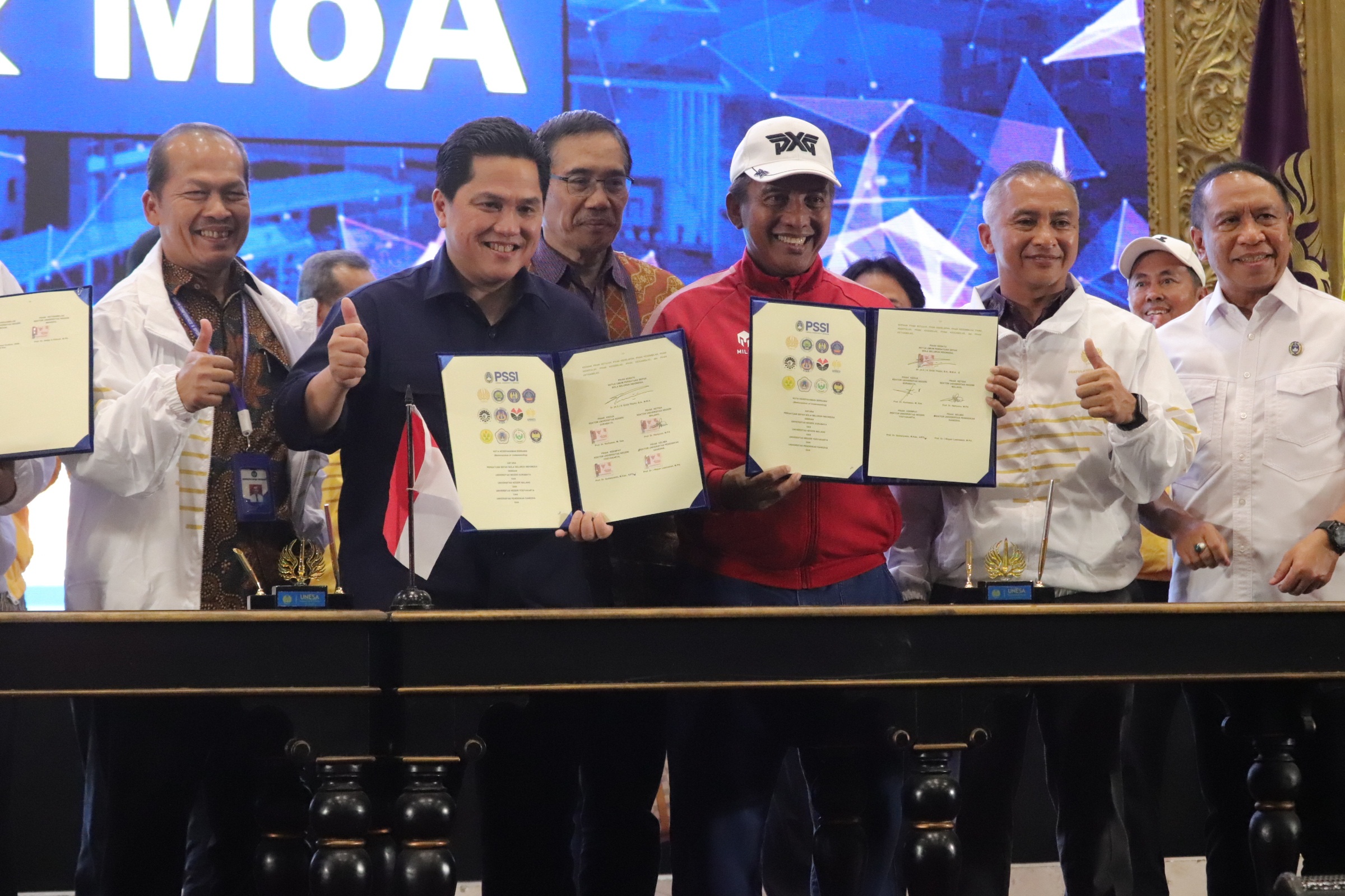 KERJASAMA:  Ketua Umum PSSI Erick Thohir menggandeng Universitas Negeri Surabaya untuk meningkatkan kemampuan perangkat pertandingan dan pelatih. (Suryanto/Radar Surabaya)