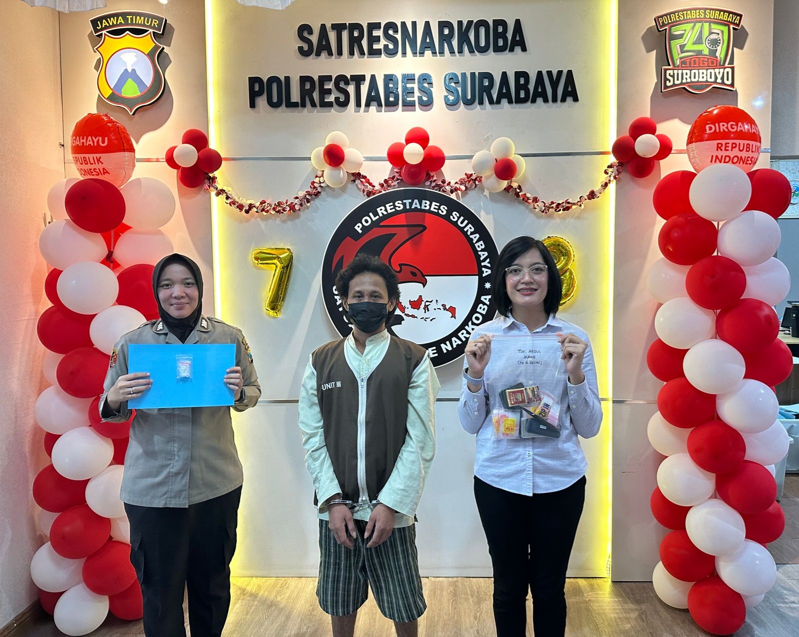 KETAHUAN: Tersangka AW diamankan bersama barang bukti di Polrestabes Surabaya. (ISTIMEWA)