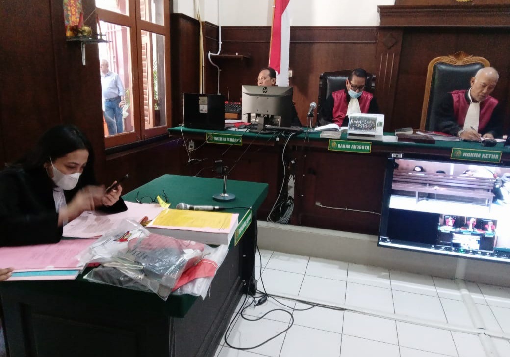 PASRAH: Cahyo Wahyu Utomo disidang secara daring di PN Surabaya. (ISTIMEWA)