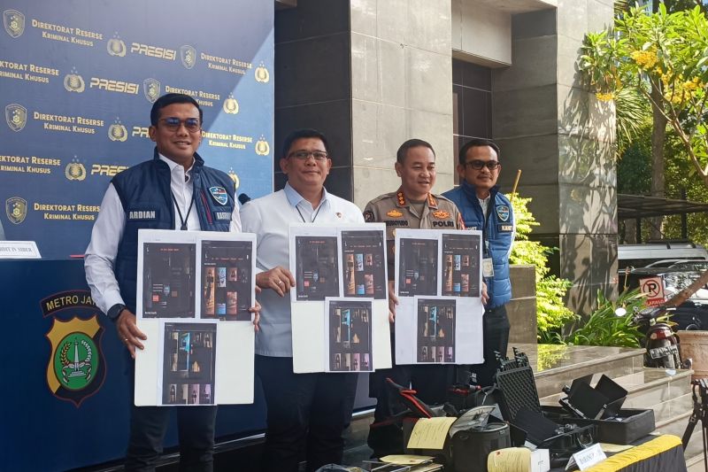 Dirreskrimsus Polda Metro Jaya Kombes Pol Ade Safri Simanjuntak saat menunjukkan bukti tangkapan website film dewasa, Senin (11/9/2023) (ANTARA/Ilham Kausar)