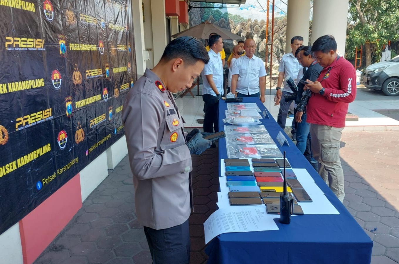 BB: Barang bukti ponsel curian diamankan di Polsek Karang Pilang, Surabaya. (ISTIMEWA)