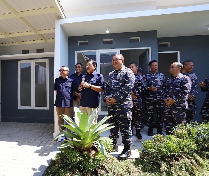 BAHAGIA: Regional Head 3 Pelindo Ardhy Wahyu Basuki dan Kadisfaslanal Laksamana Pertama TNI Eko Sunajanto, meninjau dan meresmikan rumah baru untuk TNI AL. (RAHMAT S/RADAR SURABAYA)