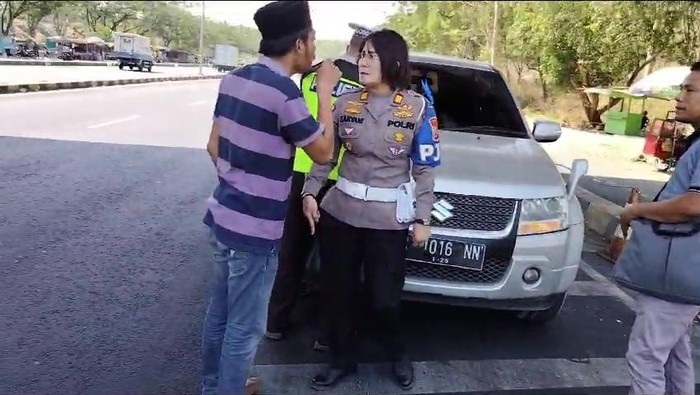EMOSI TINGGI: Agus memarahi petugas ketika ditilang di Jembatan Suramadu. (DOK)