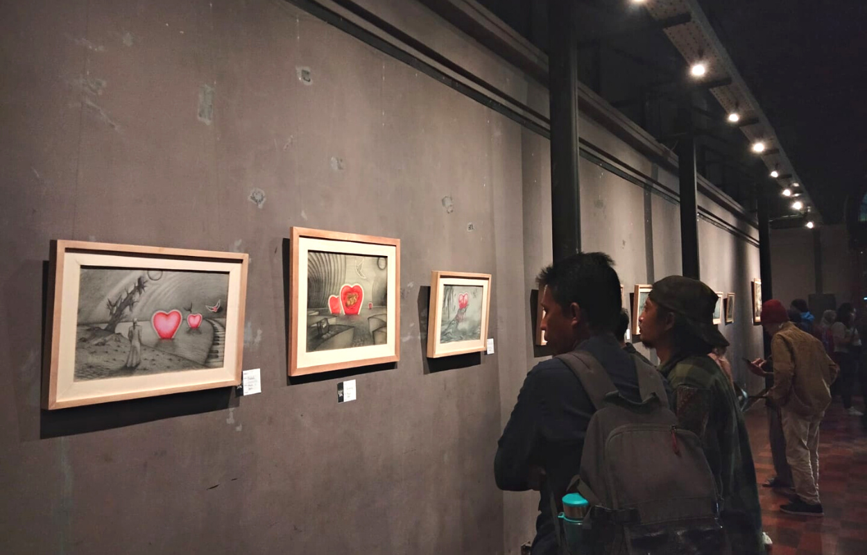 APRESIASI: Sejumlah pengunjung menikmati pameran lukisan di Galeri Surabaya. (Jihan Navira/Radar Surabaya)