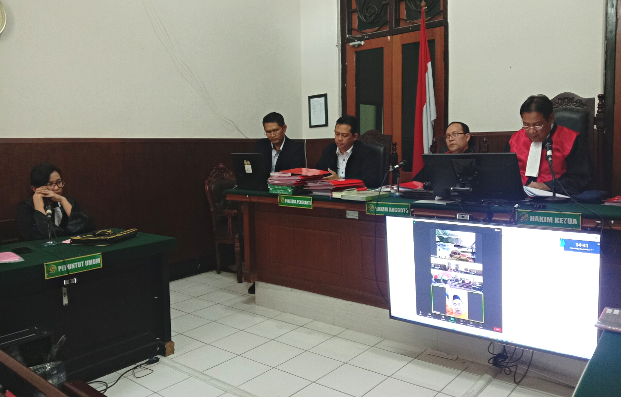 KOMPAK: Para terdakwa diadili di PN Surabaya secara daring. (FAJAR/RADAR SURABAYA)