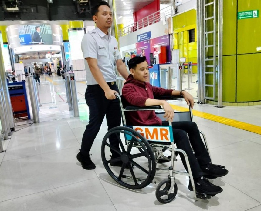 SABAR: Pelayanan bagi penyandang disabilitas di stasiun dengan memberikan kemudahan dalam menggunakan transportasi kereta api. (RAHMAT SUDRAJAT/RADAR SURABAYA)