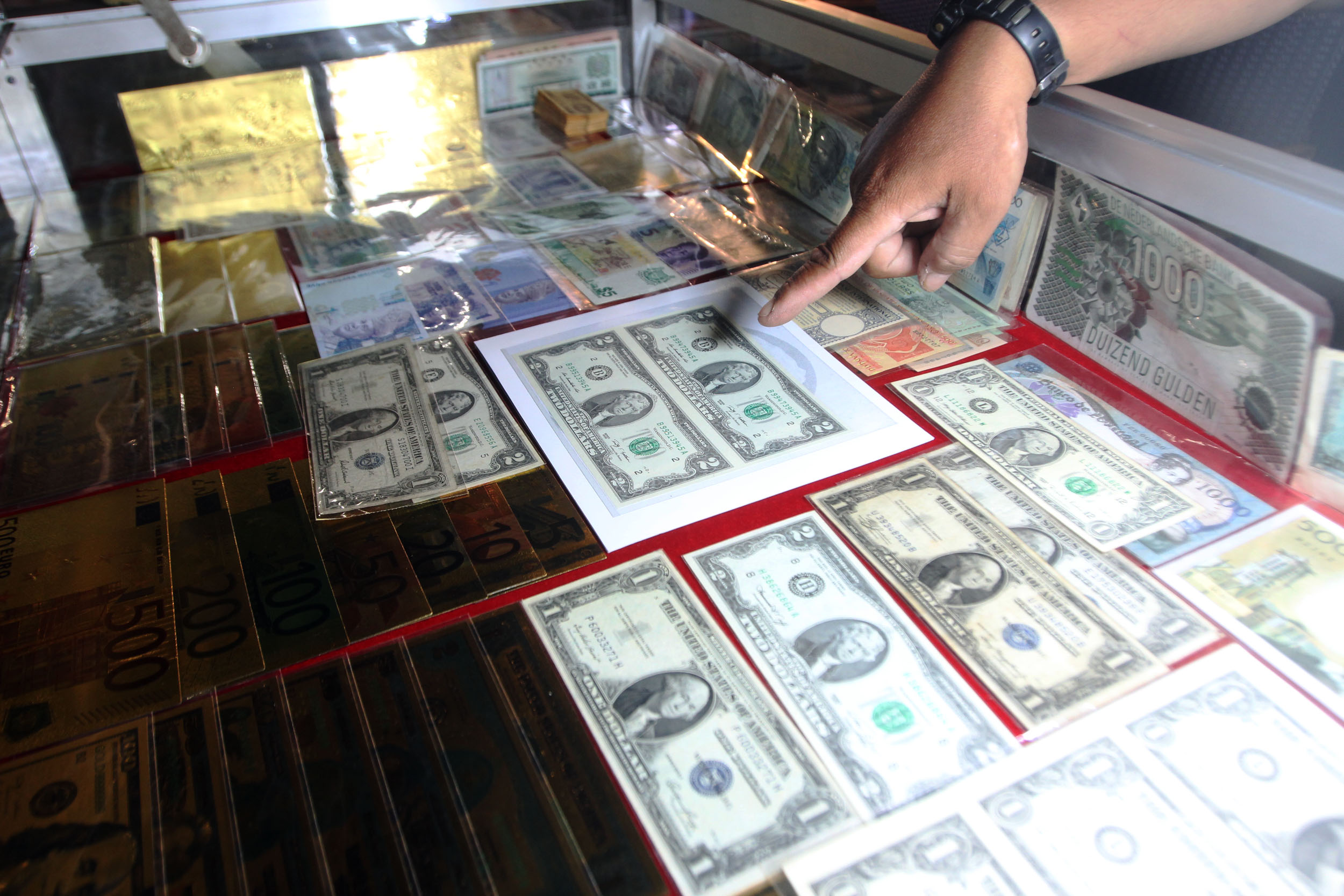 PUNYA CERITA: Berbagai mata uang yang bernilai historis juga dipamerkan oleh para kolektor. (ANDY SATRIA/RADAR SURABAYA)