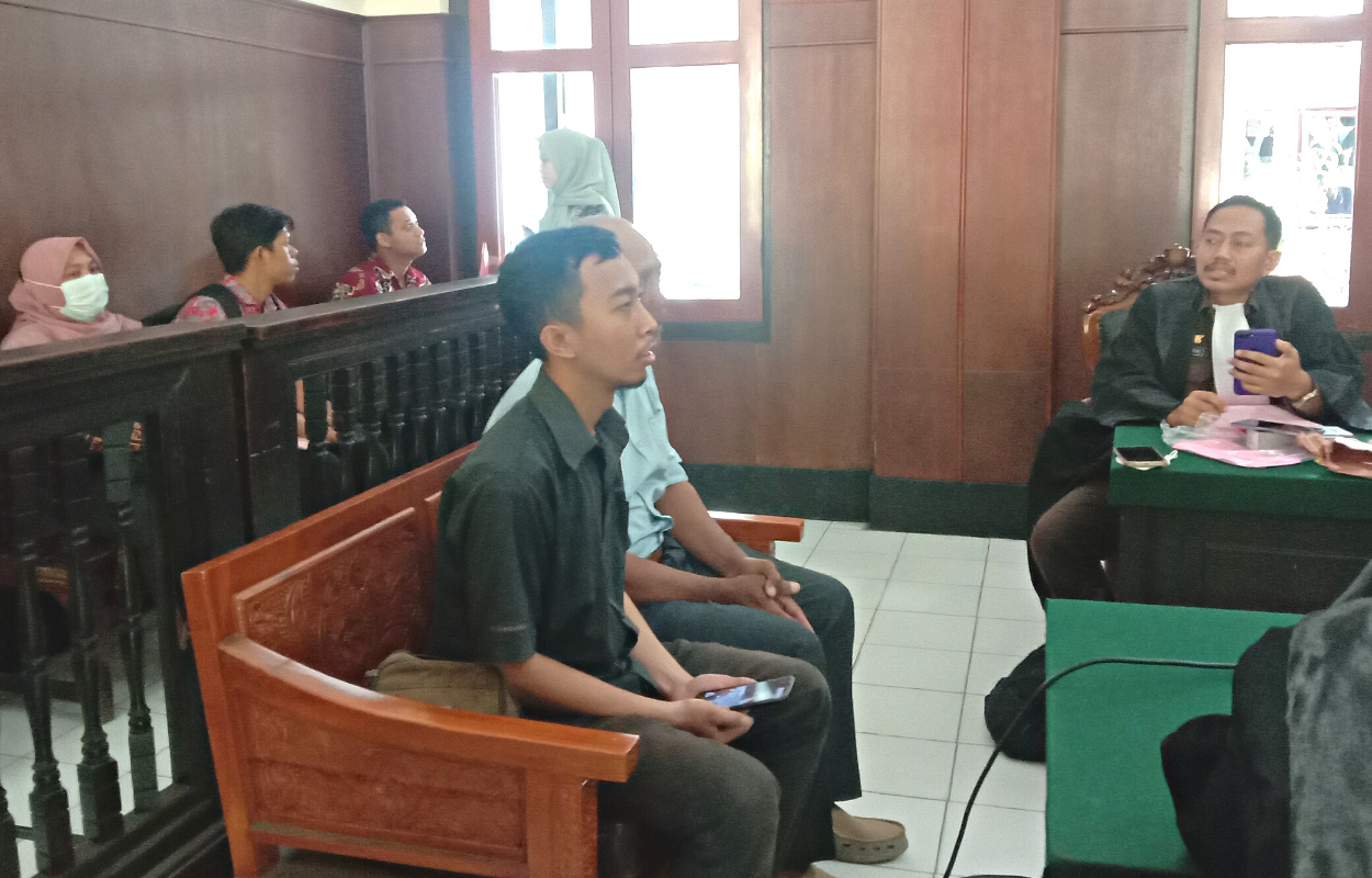 SAKSI: Farizal dan Supriyadi memberi keterangan di PN Surabaya. (FAJAR/RADAR SURABAYA)