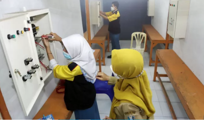 BELAJAR: Sejumlah siswa di salah satu SMK di Surabaya sedang melaksanakan aktivitas belajar di sekolah mereka. (ANDY SATRIA/RADAR SURABAYA)