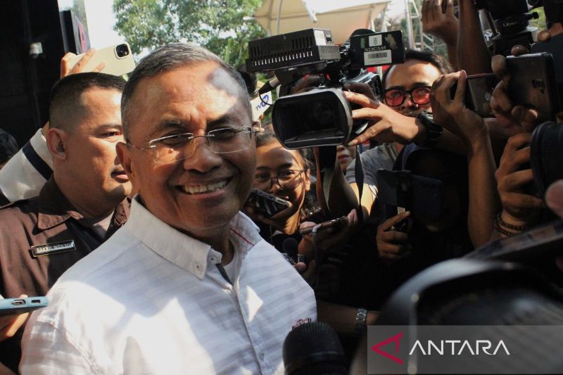 Menteri BUMN periode 2011-2014 Dahlan Iskan memberikan keterangan kepada wartawan usai diperiksa KPK pada Kamis (14/9). (ANTARA/Fianda Sjofjan Rassat)