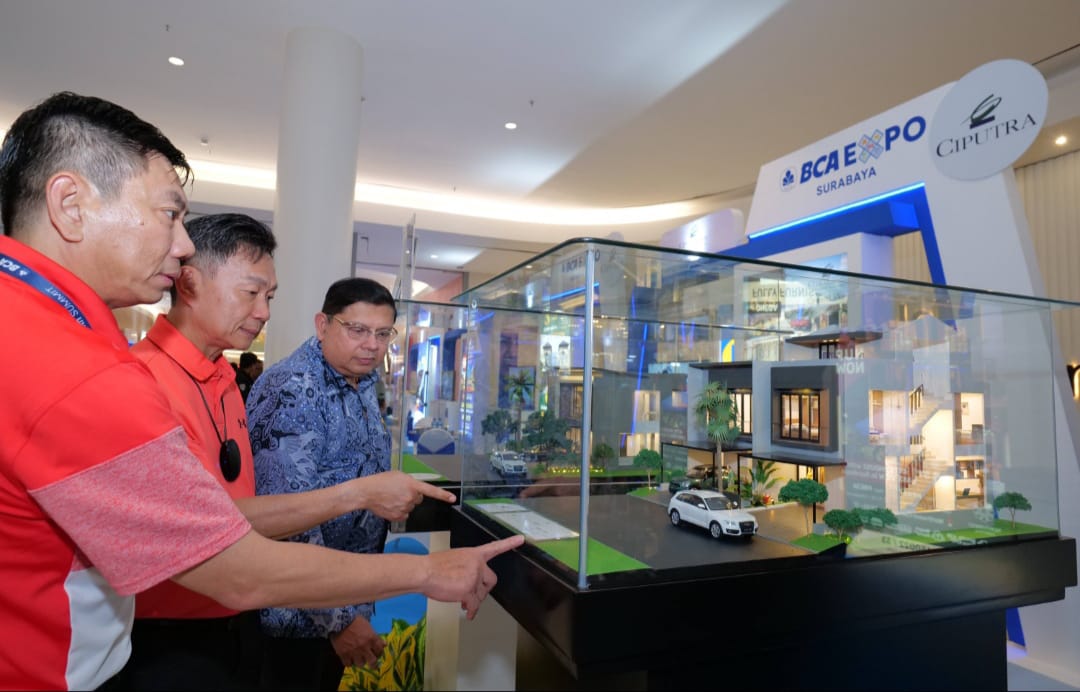 KPR SUPER MURAH: Frengky Chandra Kusuma (tengah) bersama Hendrik Sia (kiri) meninjau stand milik Ciputra Group dalam event BCA Expo 2023 di Ciputra World Mal Surabaya. (M. AFiq Firdaus/Radar Surabaya)