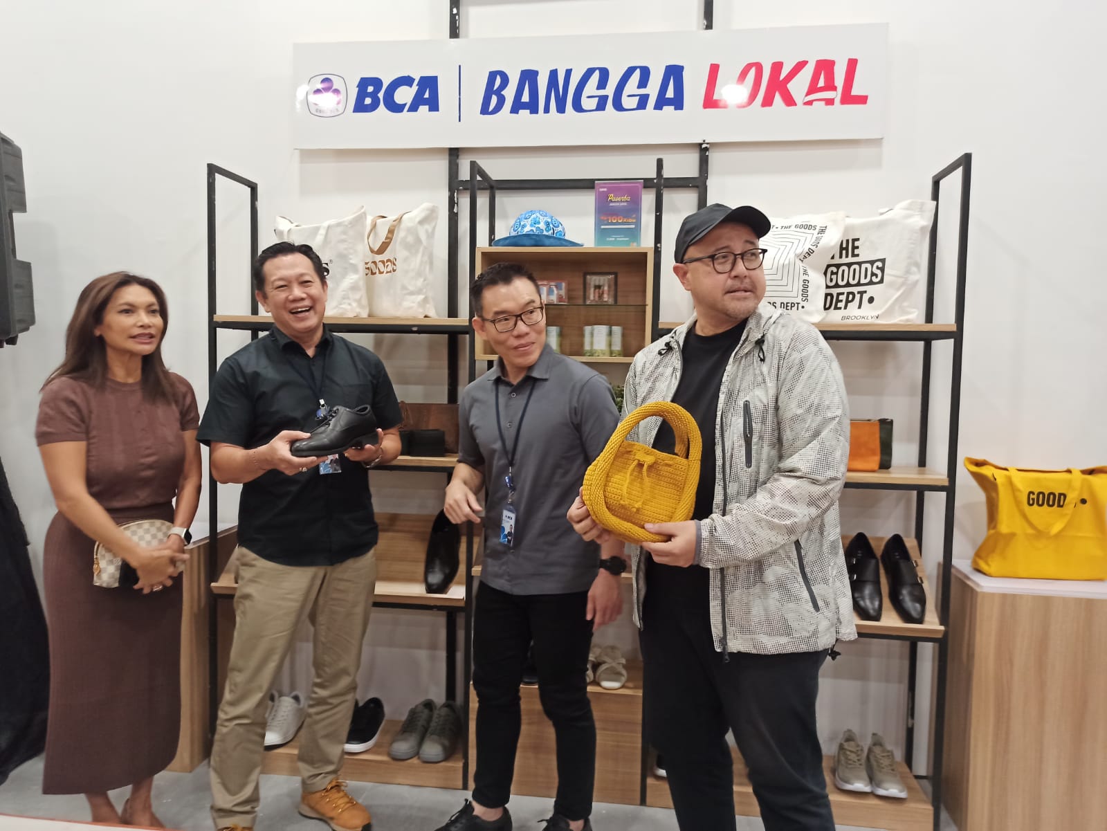 DUKUNG BRAND LOKAL: Dari kiri; Dian Apriliana Dewi, Wirya Setiawan, Dody Santoso Iswab dan Anton Wirjono menjelaskan banyak brand lokal yang kualitasnya tidak kalah dengan brand asing. (M. Afiq Firdau