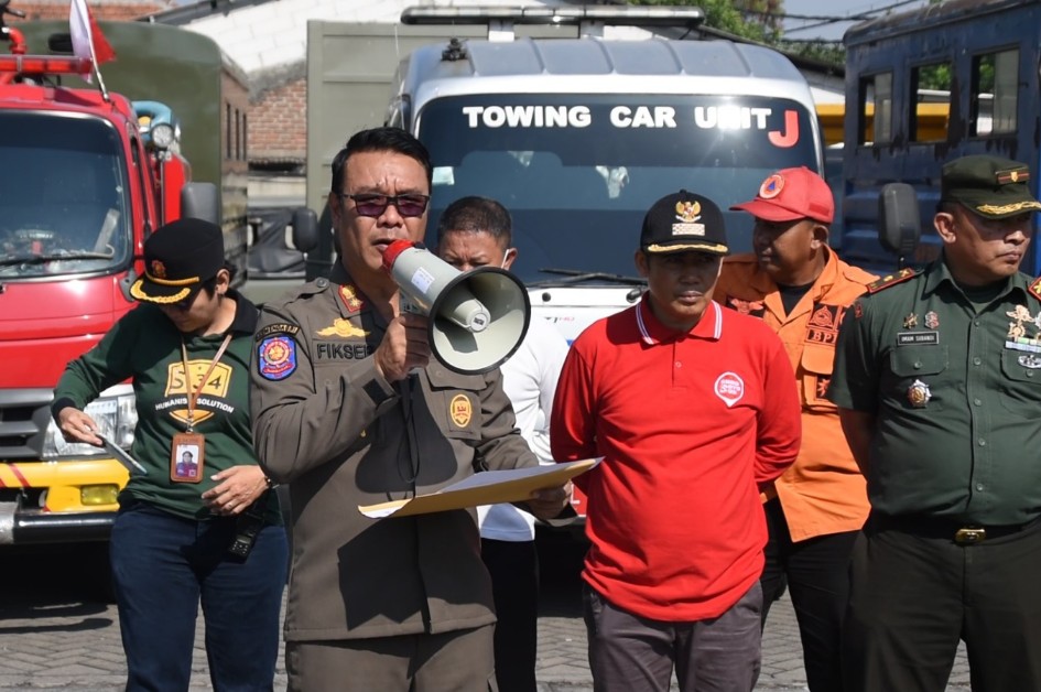 WARNING: Kepala Satpol PP Kota Surabaya M Fikser memberi peringatan kepada warga untuk mengosongkan bangunan di Wonorejo Timur, Surabaya. (SURYANTO/RADAR SURABAYA)