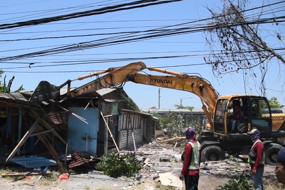 DITERTIBKAN: Petugas Satpol PP menertibkan bangunan yang berdiri di atas tanah aset Pemkot Surabaya di kawasan Wonorejo Timur, Surabaya, Kamis (14/9). (SURYANTO/RADAR SURABAYA)