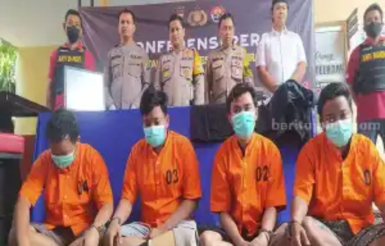 KOMPAK: Empat pelaku perusakan karaoke saat diamankan polisi. (DOK)